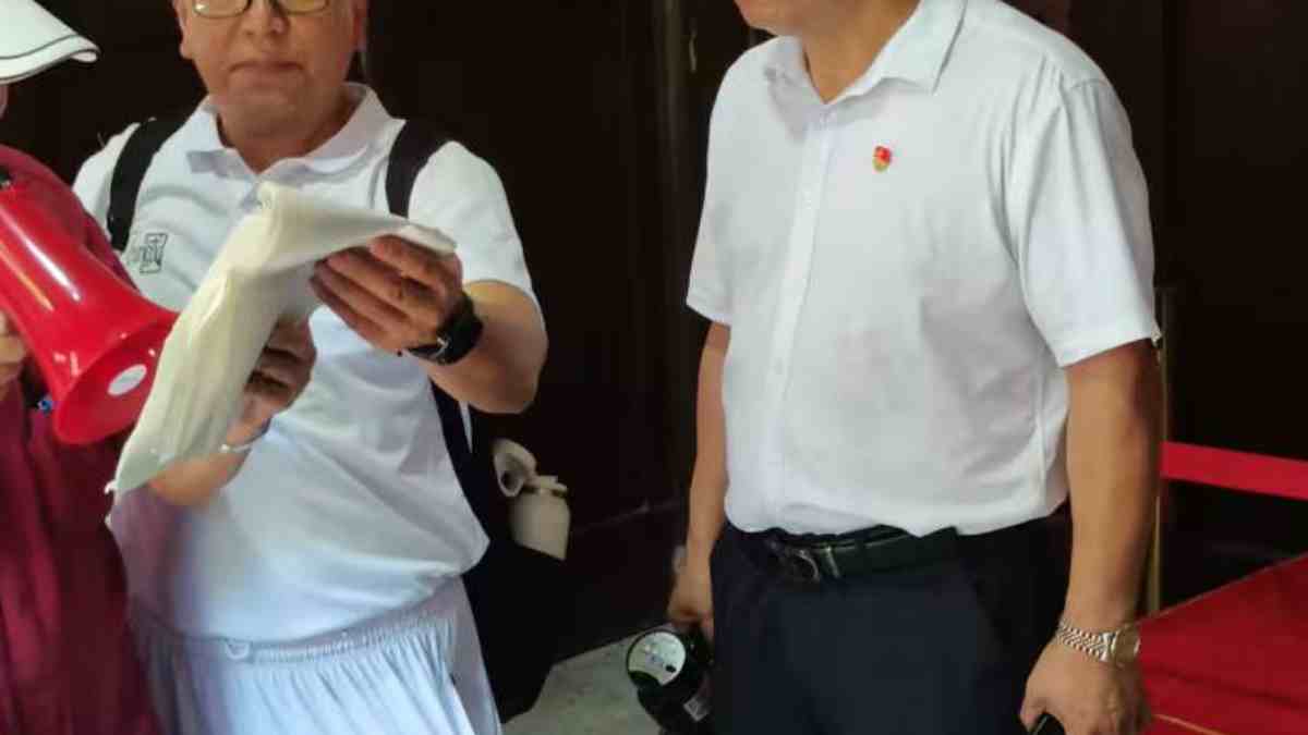 爱民校里爱民情